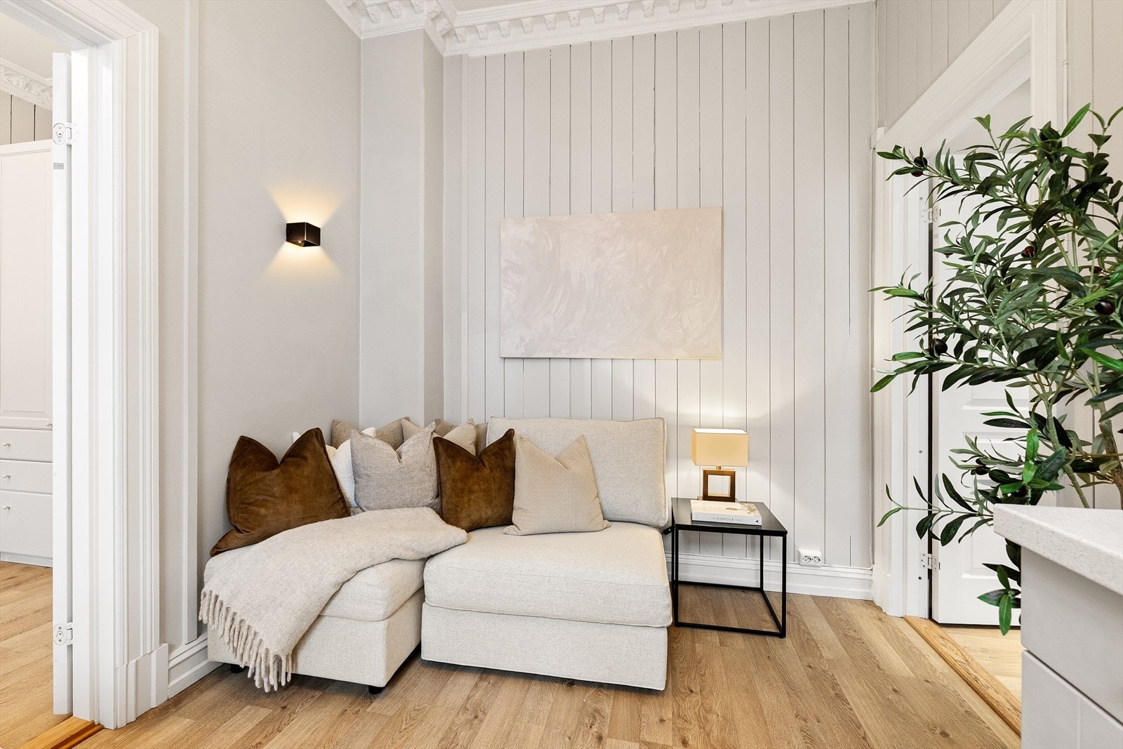 I stuen er det plass til sofa med tilhørende sofabord. Galleribilde