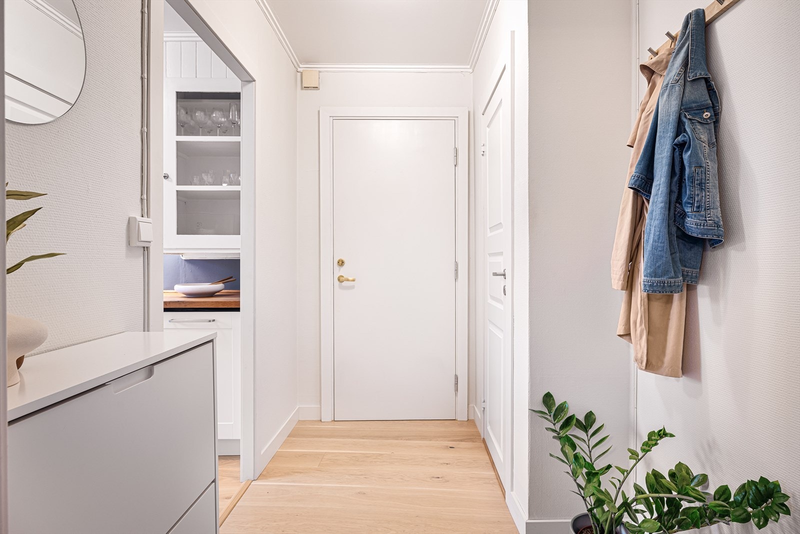 Lys og romslig entré med praktisk nisje for oppheng av yttertøy og sko Galleribilde