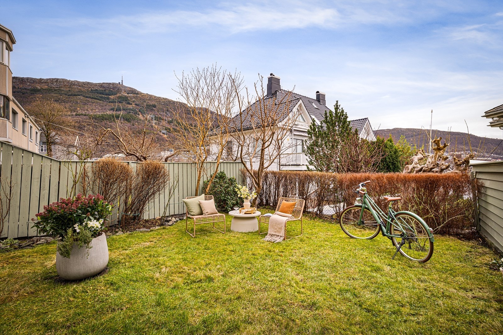 Uteområdet gir rom for både beplantning, møblering og hyggelige stunder utendørs Galleribilde