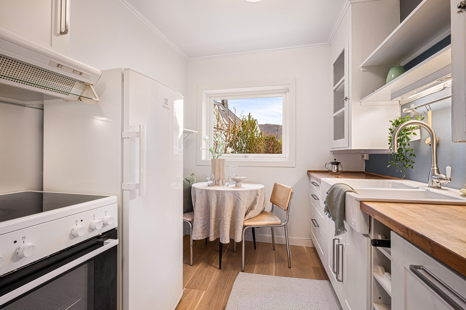 Det er plass til et lite kjøkkenbord, og vinduet gir godt med naturlig lys Galleribilde