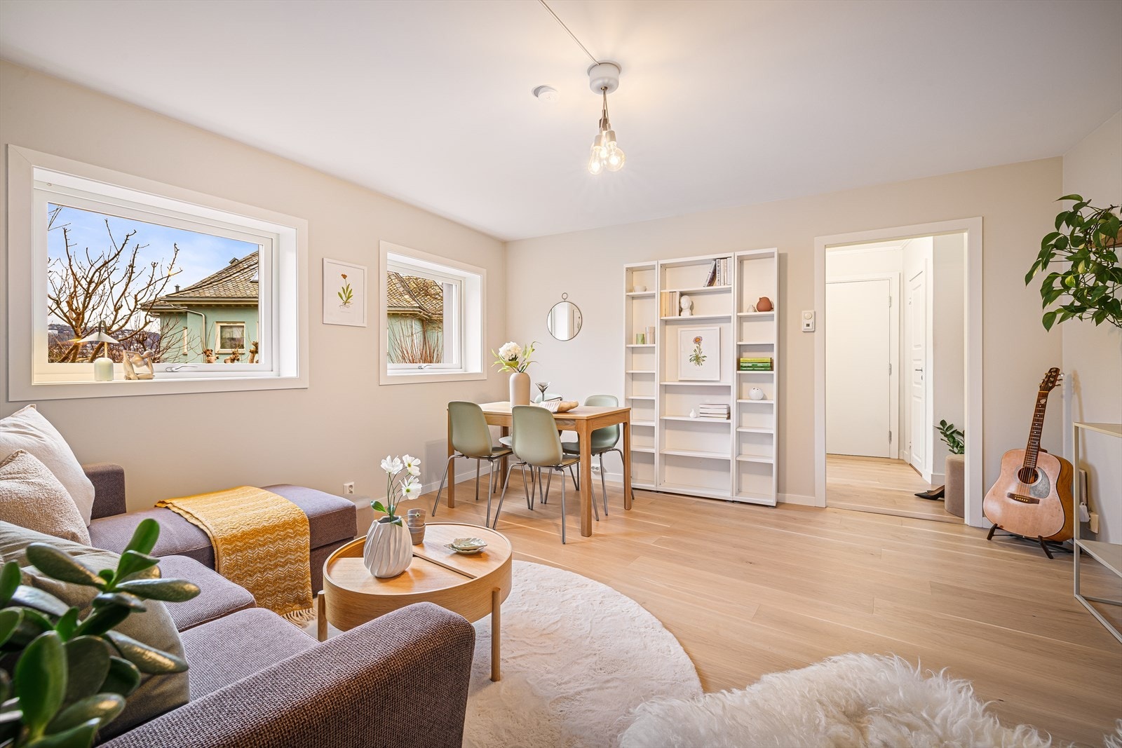 Leiligheten ble pusset opp i 2018 og fremstår i dag lys og innbydende med god standard Galleribilde