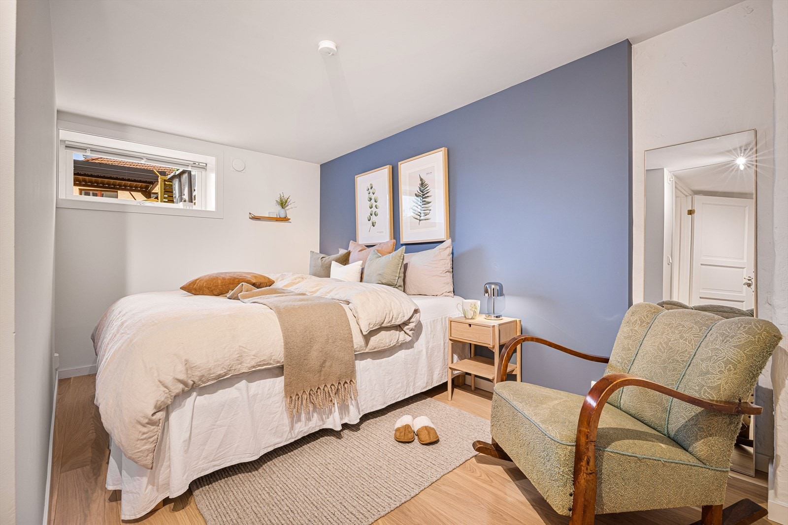 Soverommet er romslig og har god plass til dobbeltseng samt øvrig ønsket møblement Galleribilde