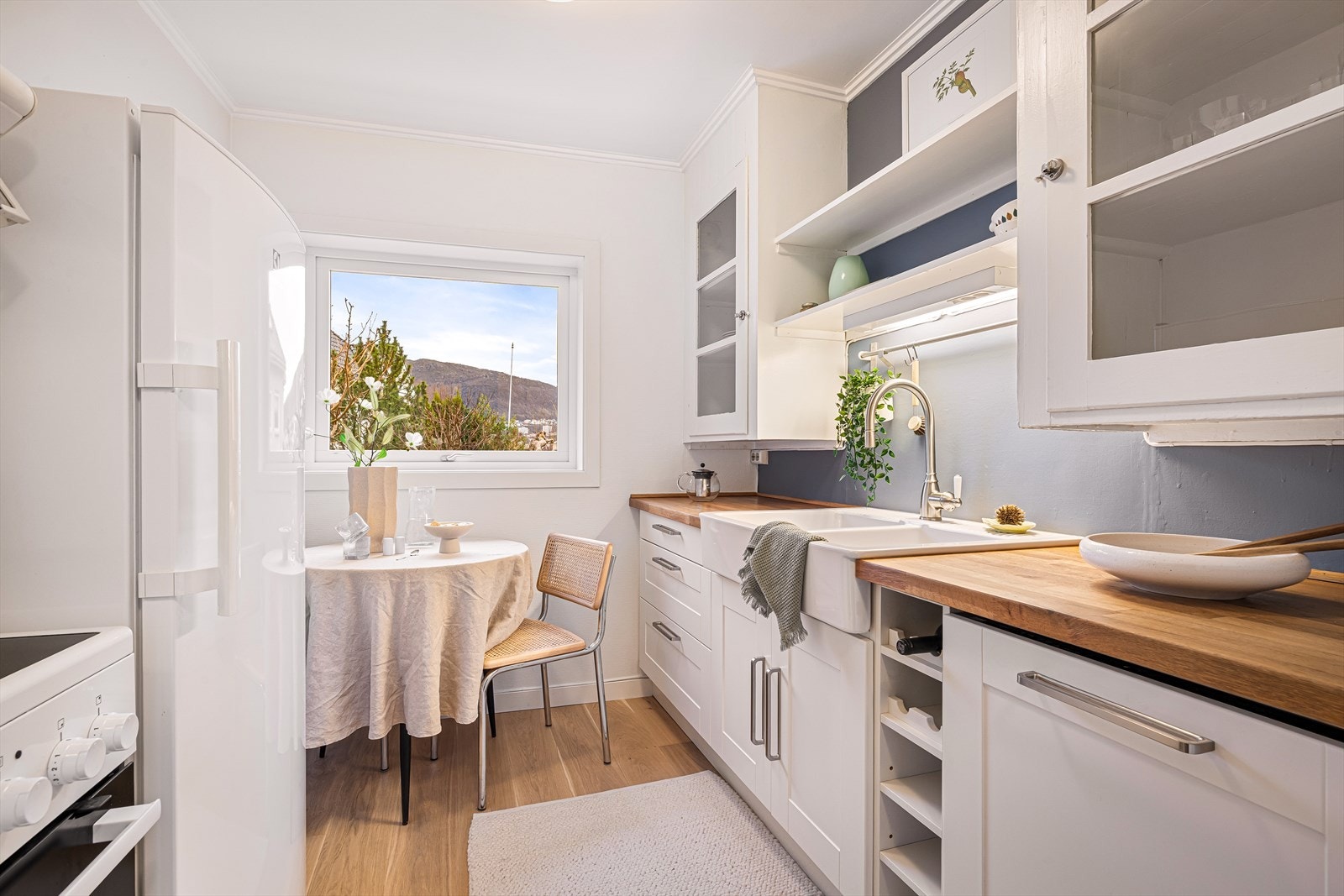 Ikea-kjøkken fra 2011 i hvit, profilert utførelse med benkeplate i heltre eik Galleribilde