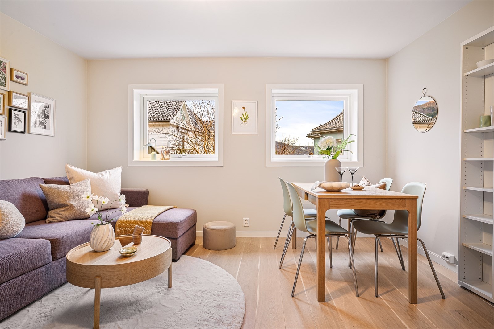 Overflatene er pene med fin eikeparkett på gulv og lysmalte vegger Galleribilde