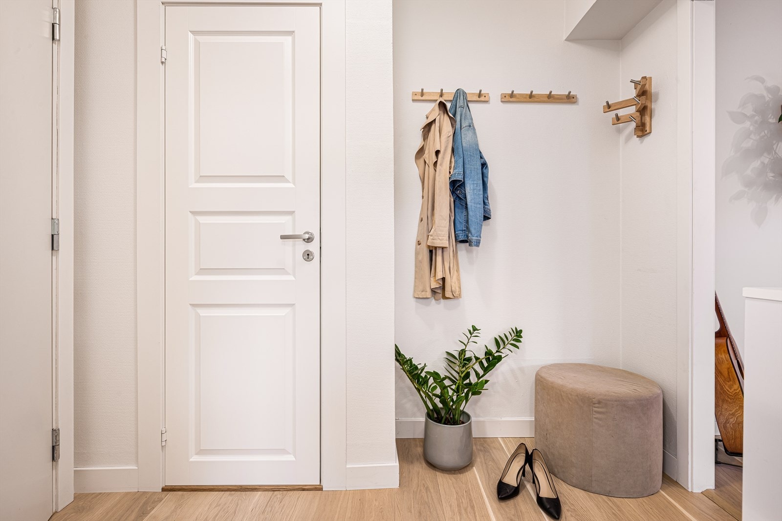 Pent gulv, lyse vegger og behagelig gulvvarme bidrar til en lun og innbydende atmosfære allerede ved ankomst. Galleribilde