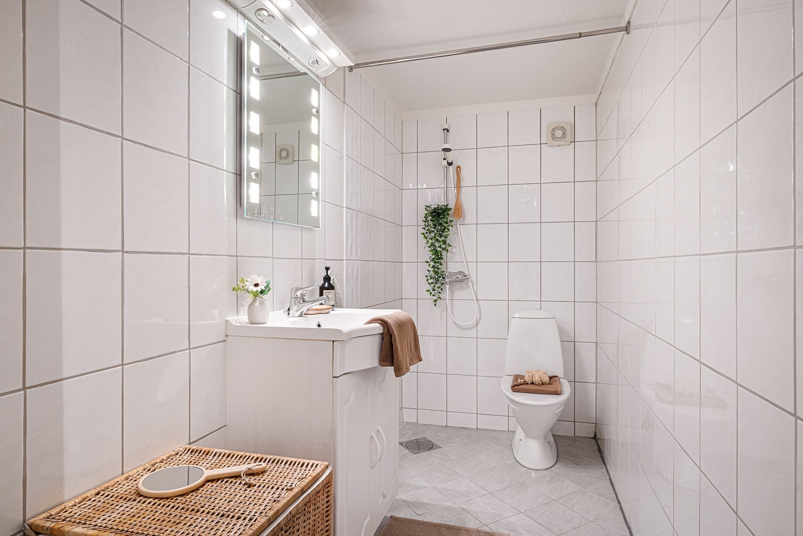 Badet er helfliset og har varmekabler i gulv. Galleribilde