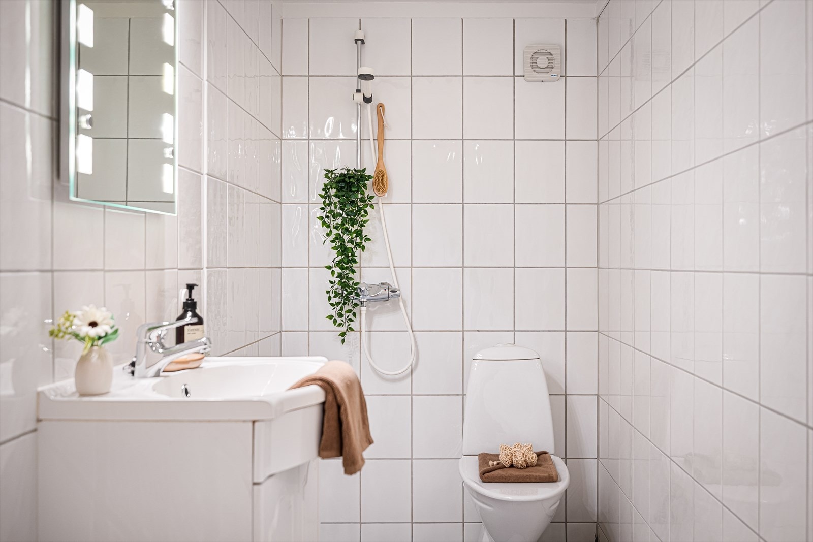 Rommet er utstyrt med toalett, dusj med forheng samt servant med møblement og speil. Galleribilde