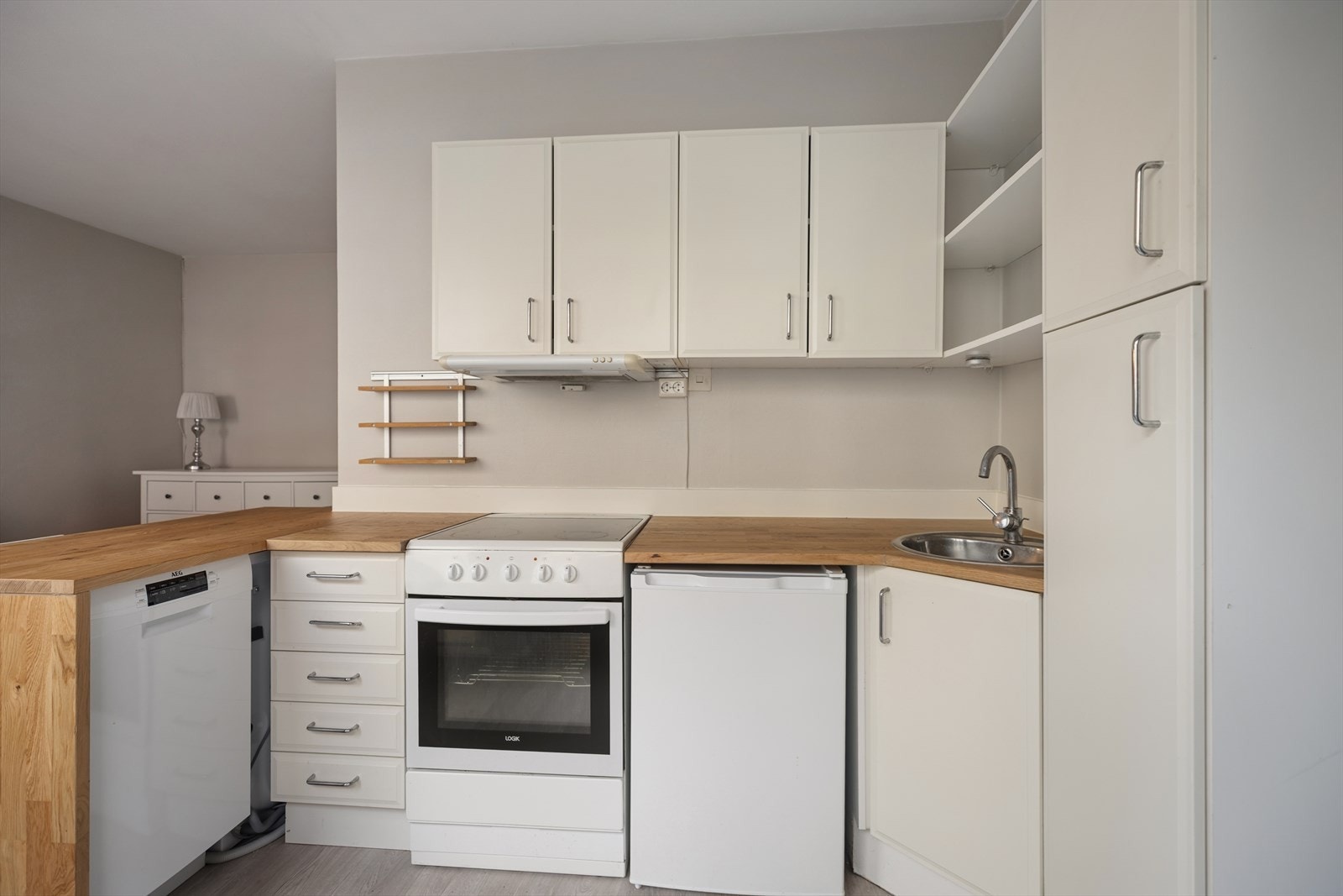 Utstyrt med hvitevarer som oppvaskmaskin, kjøleskap, komfyr m/platetopp og vaskemaskin. Galleribilde