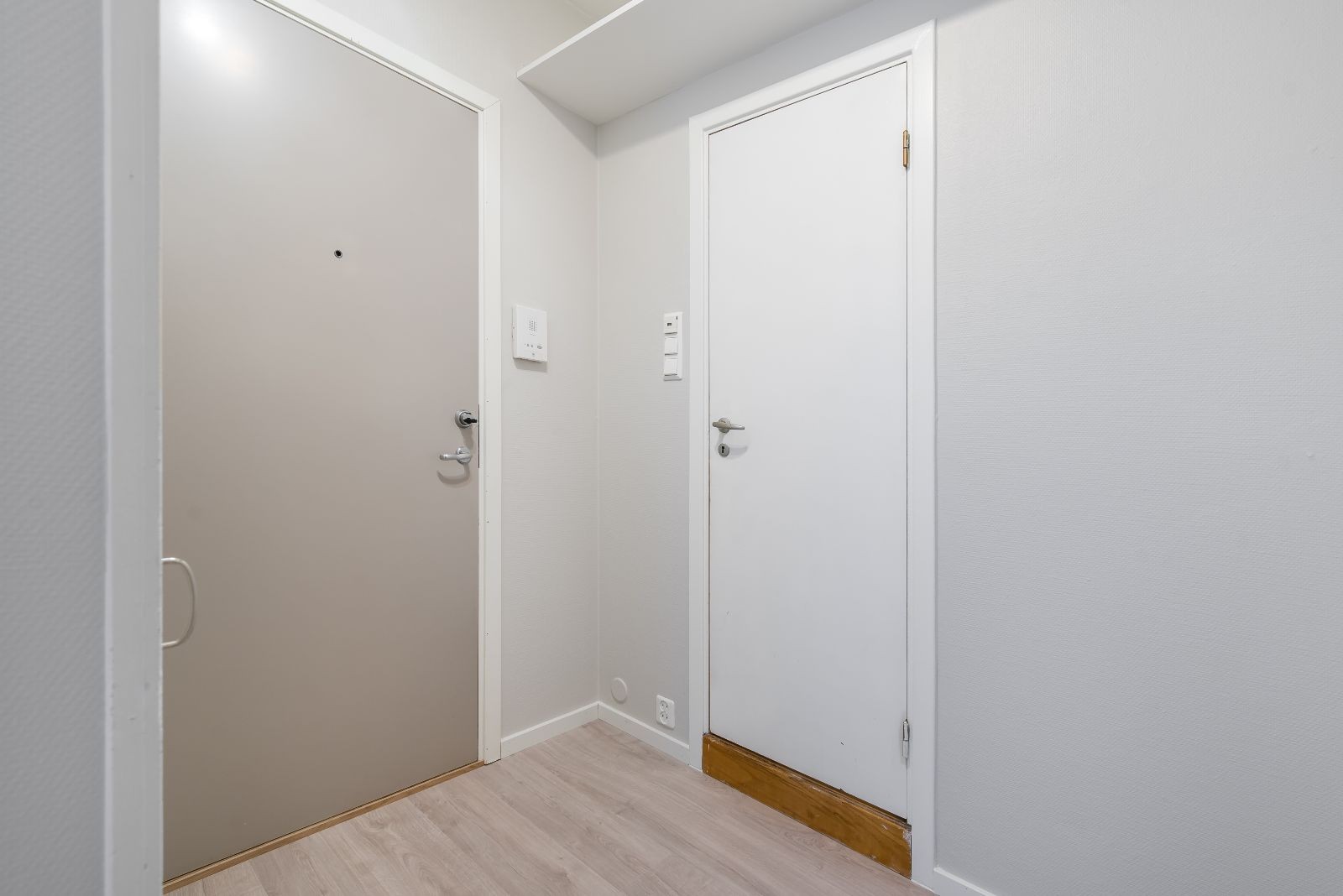 Innbydende entré med plass til å henge fra seg yttertøy. Galleribilde