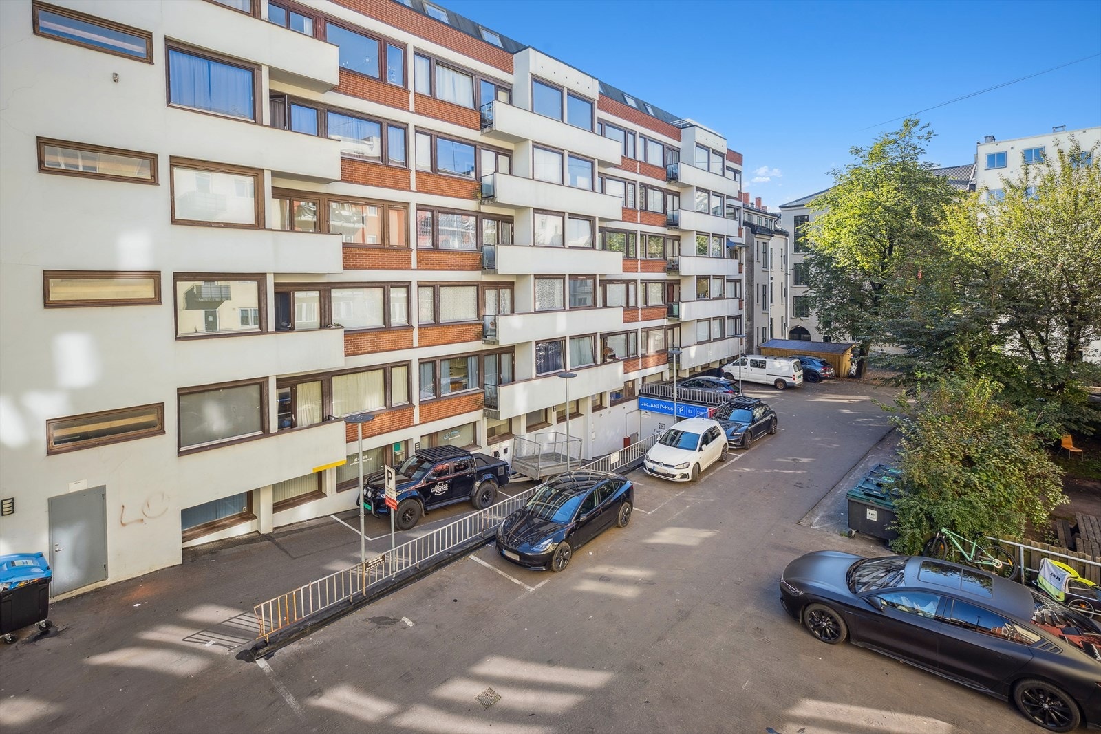 Leiligheten vender i sin helhet mot bakgård med grøntområder og sittegrupper. Galleribilde