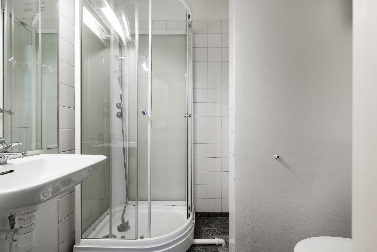 Flislagt baderom med dusjkabinett. Mekanisk avtrekk. Galleribilde