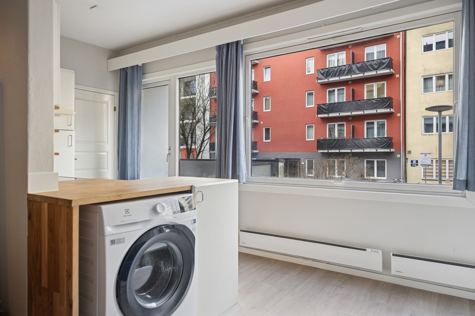 Generøse vindusflater slipper inn rikelig med naturlig lys som skaper en god atmosfære. Galleribilde