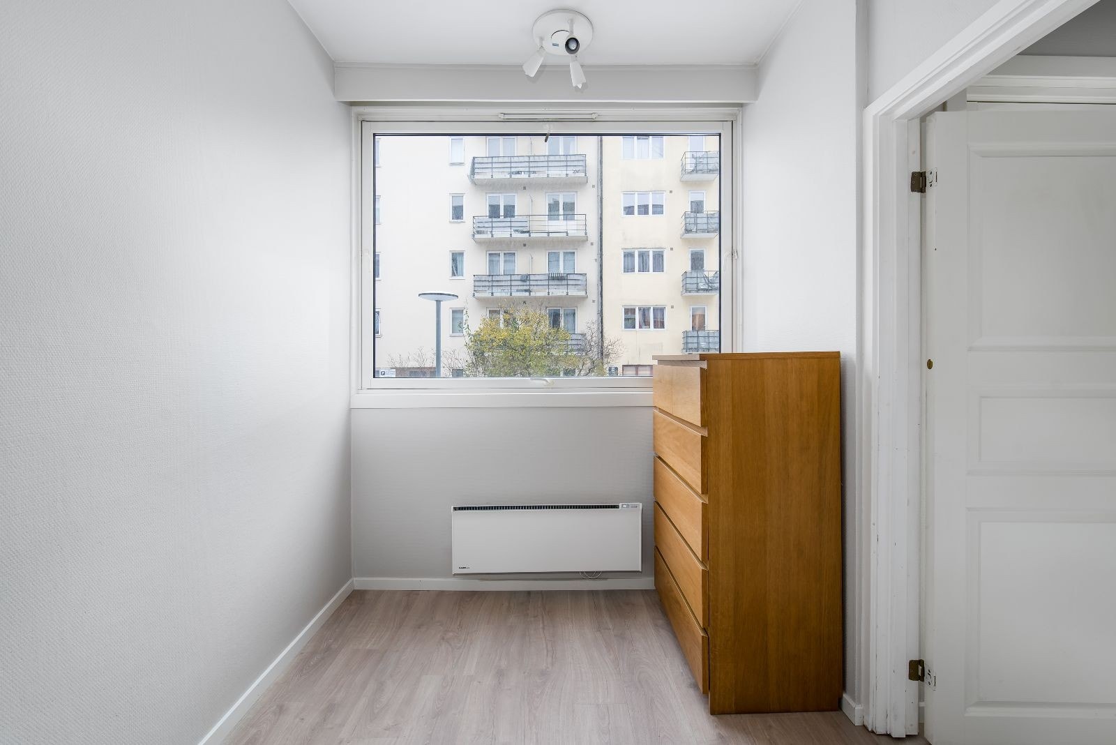 Soverom med plass til dobbeltseng og garderobe. Galleribilde