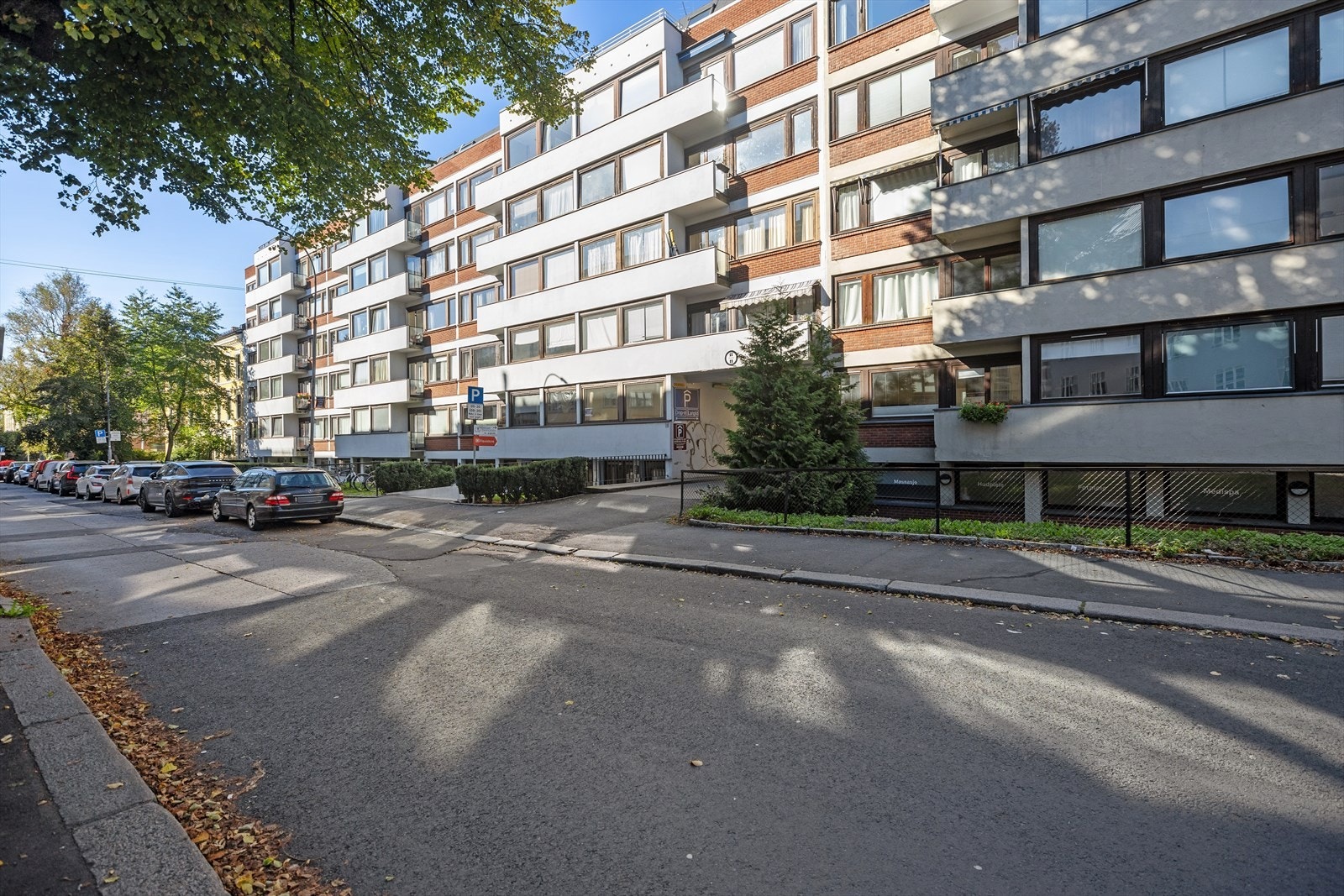 Leiligheten har en populær beliggenhet på Majorstuen med nærhet til Frognerparken, Vestkanttorget og Bogstadveien med alt de har å tilby. Gode offentlige forbindelser med buss, trikk og T-bane. Galleribilde