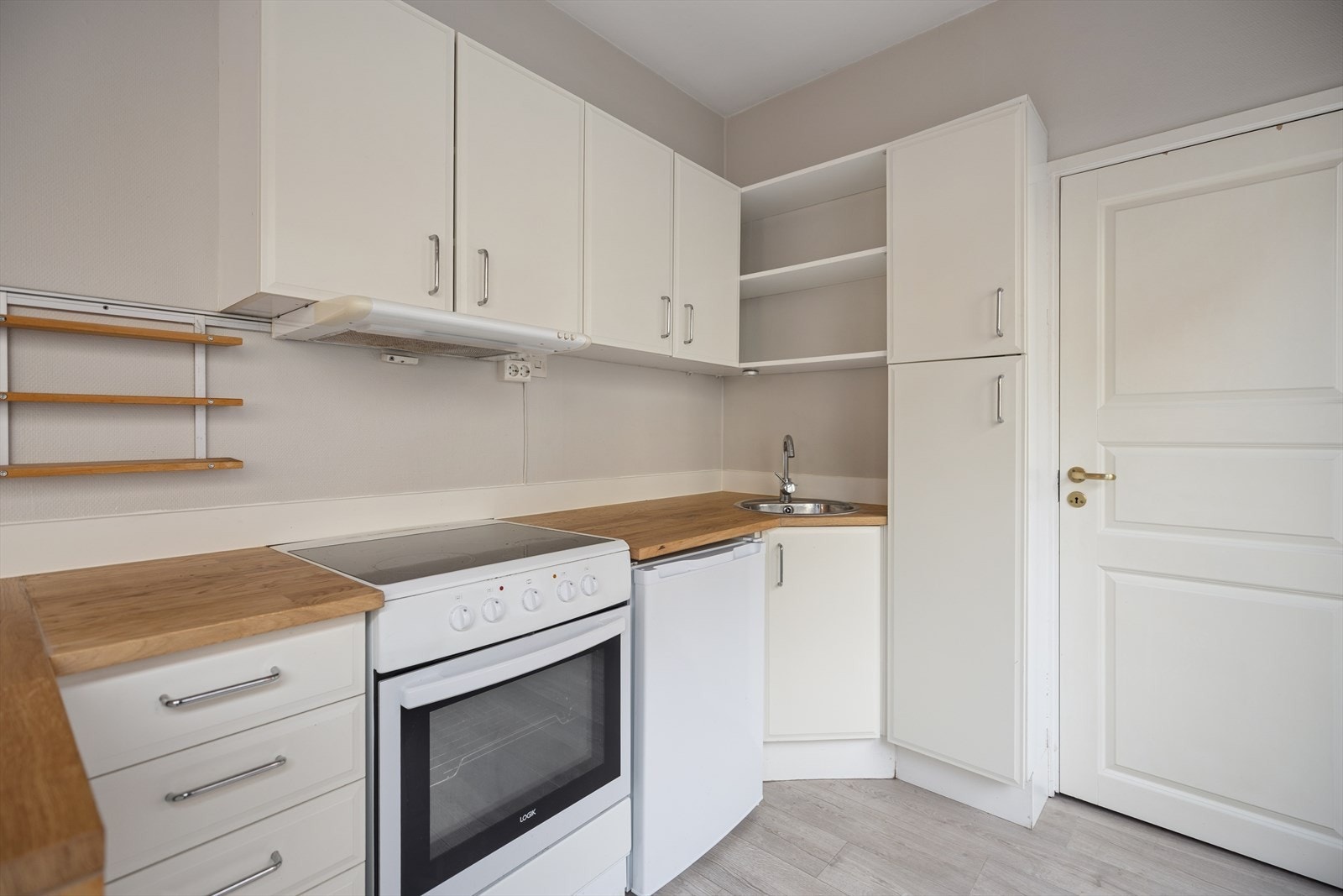 Praktisk kjøkken med god benke- og skapplass. Galleribilde