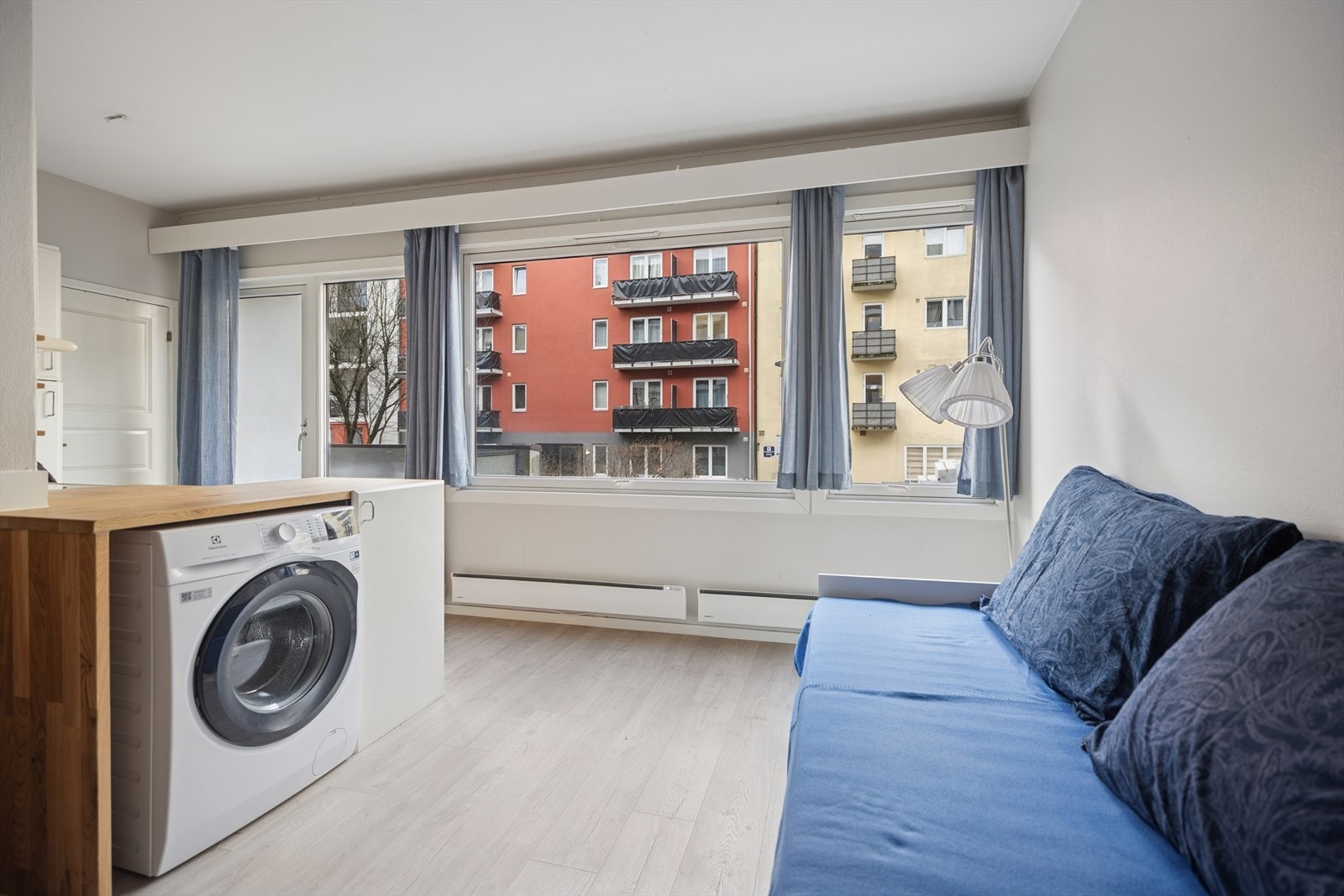 Stuen har plass til ønsket sofagruppe samt spisebord. Galleribilde