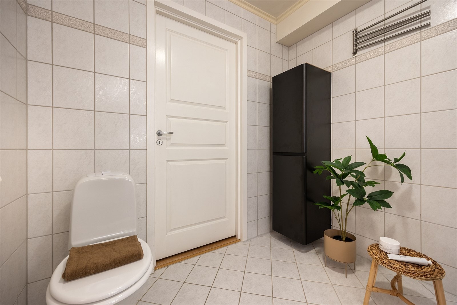 Fra badet er det inngang til praktisk bod/vaskerom. Galleribilde