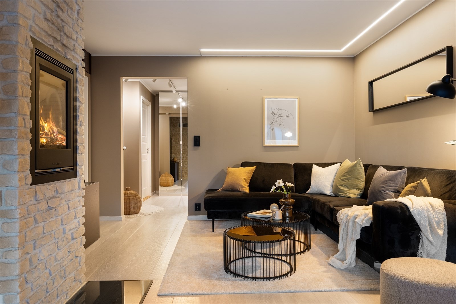 Her kan du nyte de kalde vintermånedene med en lekker peis som varmer godt. Galleribilde