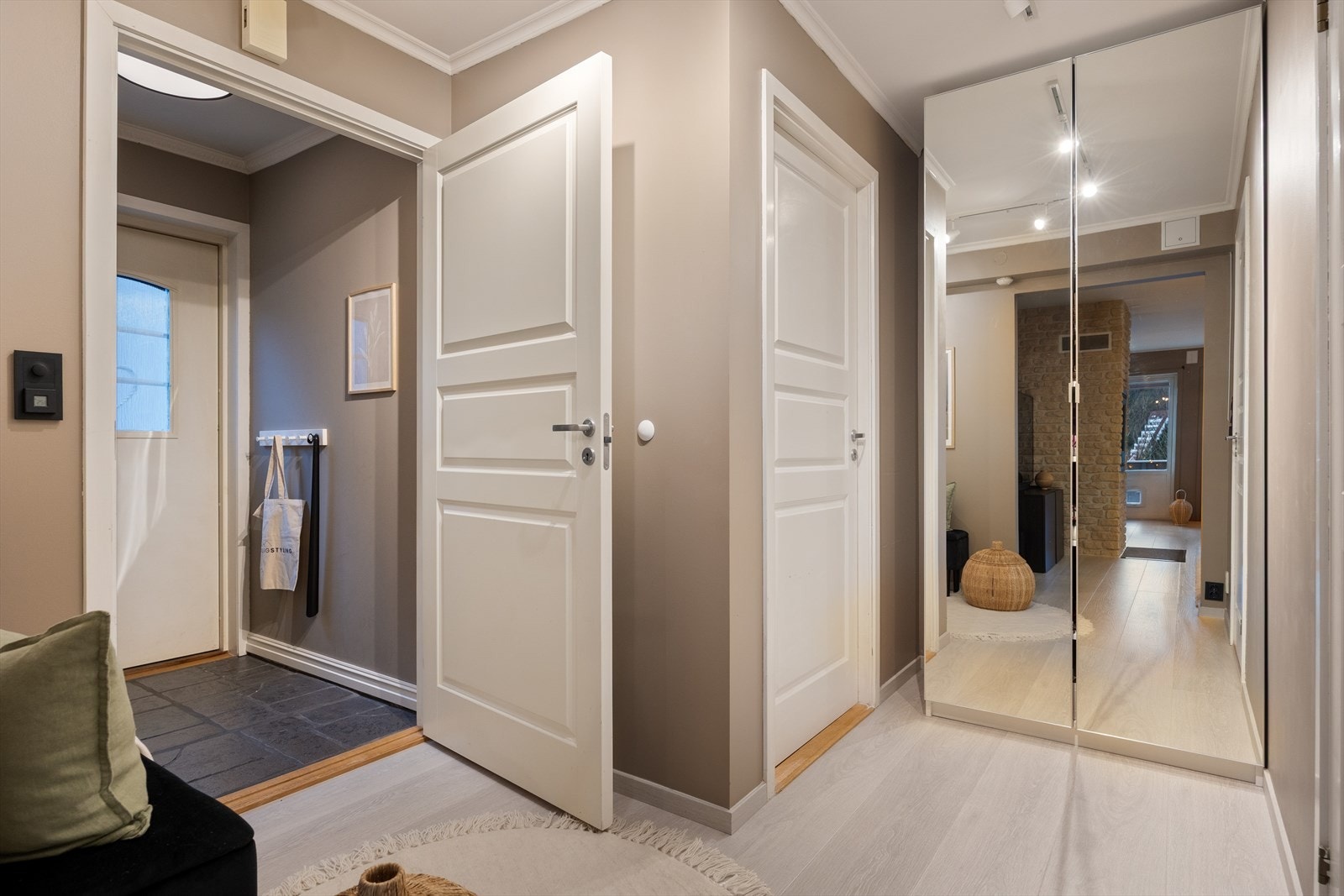 I mellomgangen er det også plass til garderobe. Entré til venstre og dør til soverom 2. Galleribilde