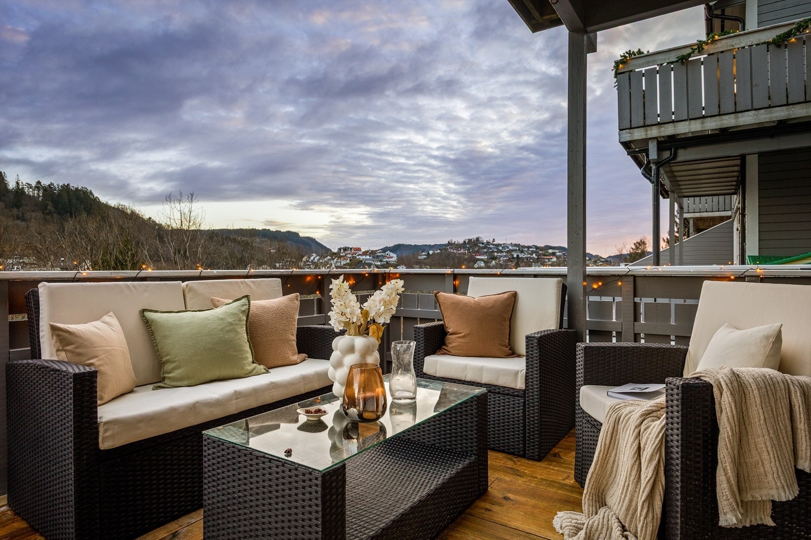 Fra stuen er det utgang til en fantastisk terrasse. Galleribilde