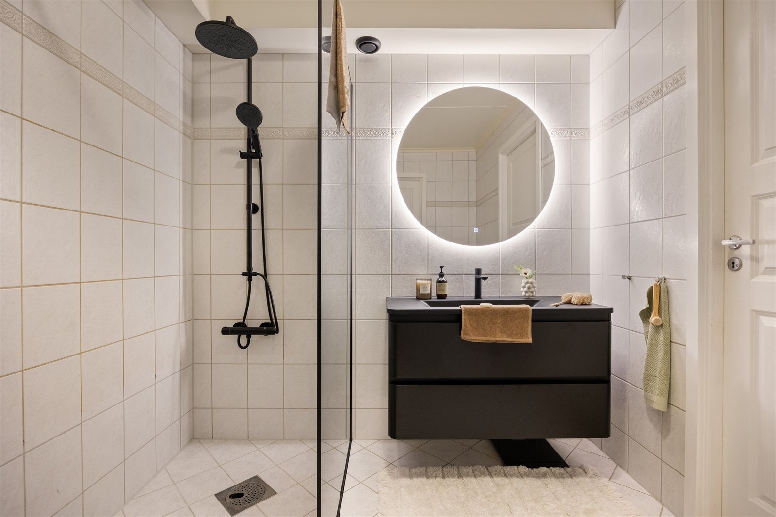 Romslig bad med nytt inventar i 2025. Tidligere har det vært innredet med badekar, som det også er plass til i dag. Galleribilde