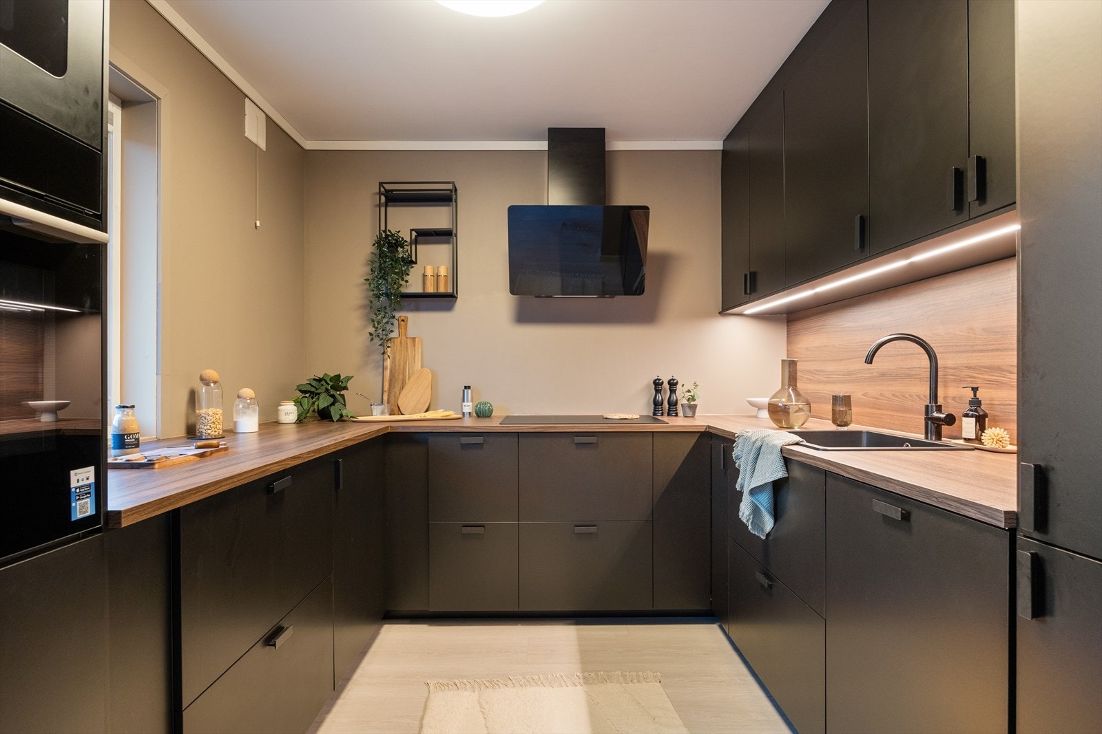 Nytt IKEA-kjøkken med integrerte hvitevarer montert ca. 2025, inkludert mikrobølgeovn, oppvaskmaskin og kjøleskap. Galleribilde