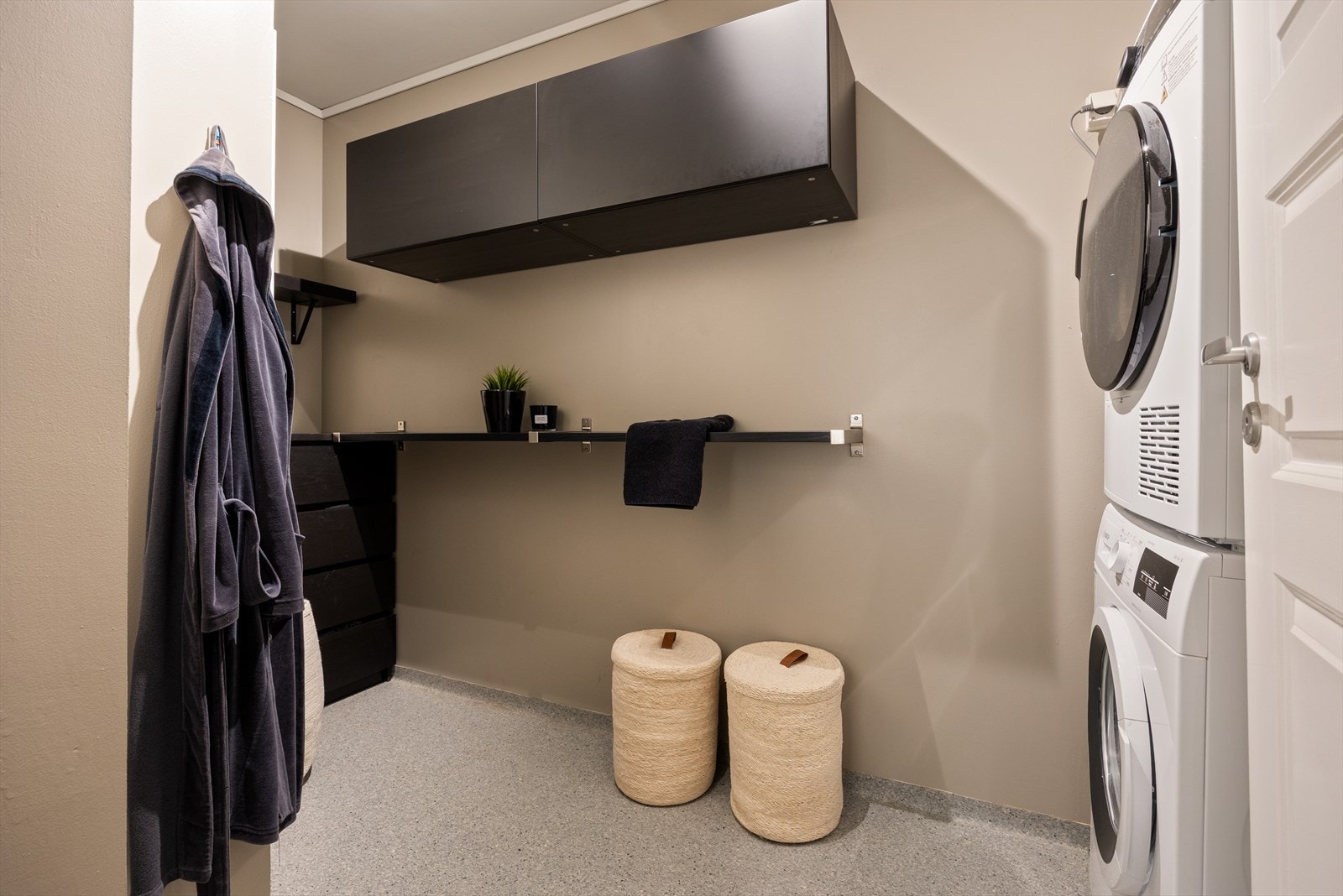 Her er det godt med arbeidsrom, og plass til vaskemaskin og tørketrommel. Galleribilde