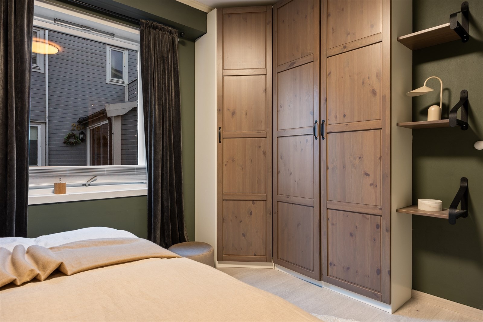 Plassbygget garderobe og hylleløsninger. Galleribilde