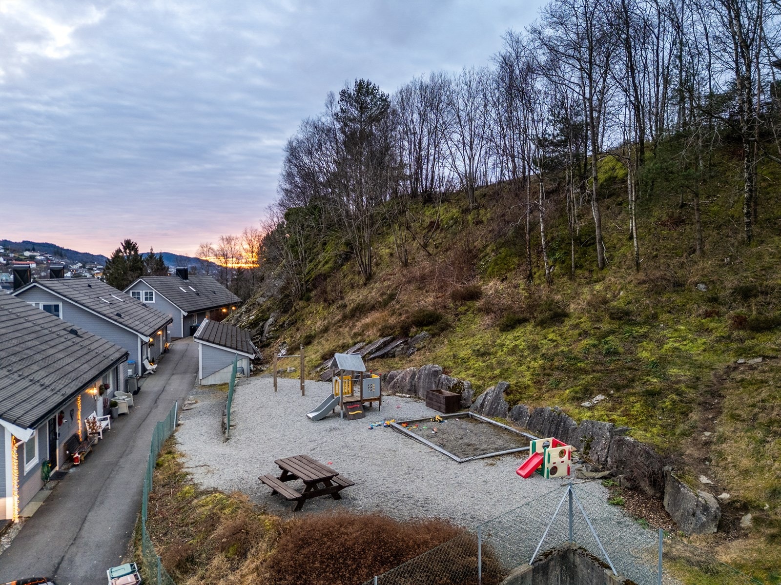 Det er to lekeplasser i sameiet, like bak parkeringsplassen. Galleribilde