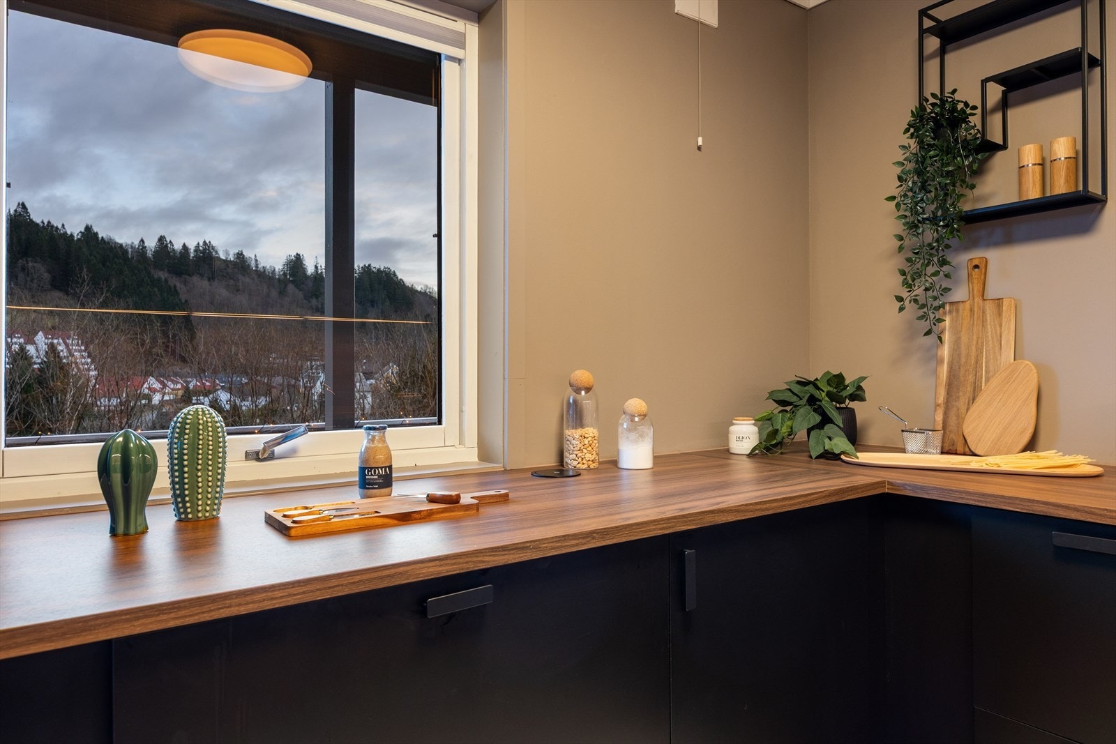 Kjøkkenet er godt utstyrt med svært gode hvitevarer og gode løsninger som strømsøyle med trådløs lading i kjøkkenbenk. Galleribilde