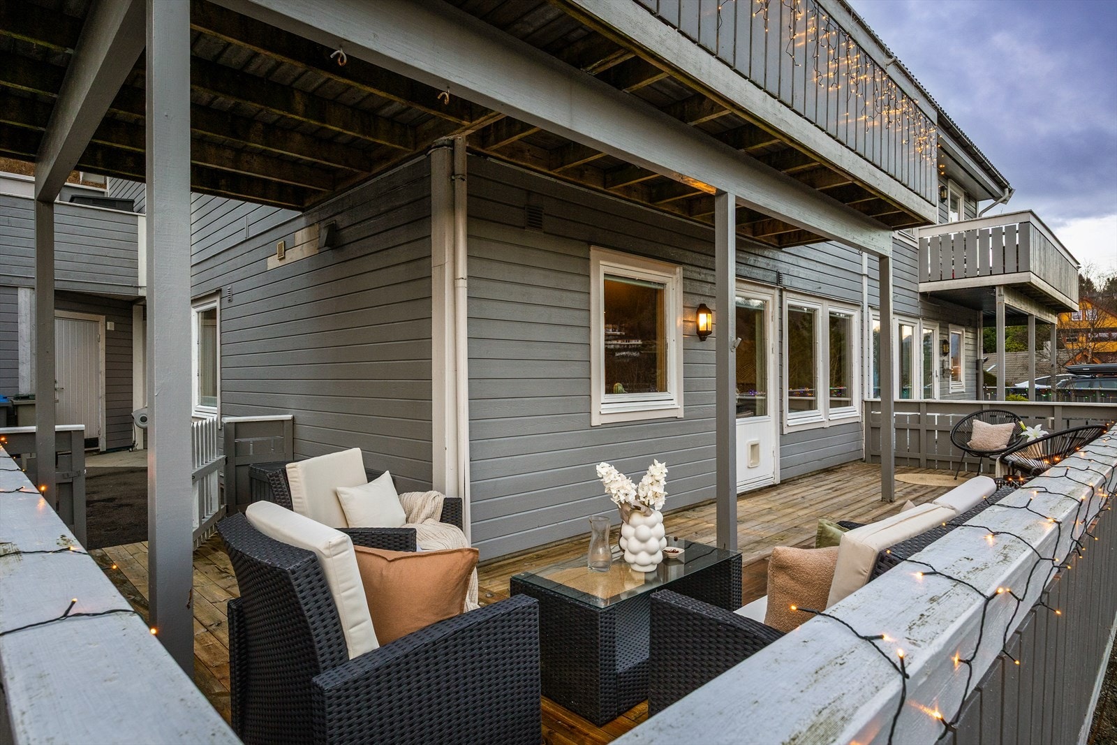 Terrassen går rundt hjørnet på leiligheten og byr på mange muligheter. Galleribilde