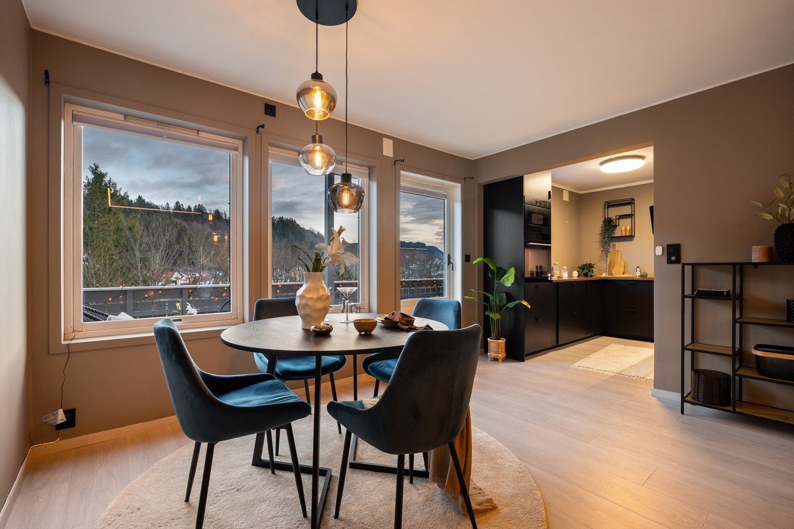 Delvis åpen løsning mot kjøkkenet. Her får man en egen sone, samt åpent for det sosiale ved hyggelige sammenkomster. Galleribilde