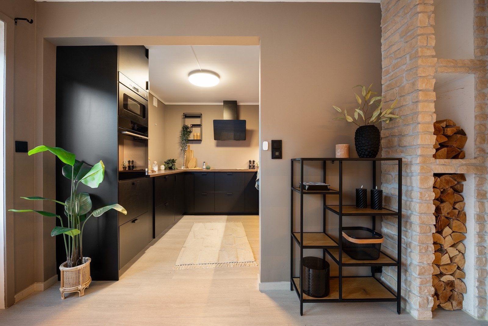 Under oppussing er det åpnet opp vegg mellom kjøkken og stue for en mer moderne og sosial feeling. Galleribilde