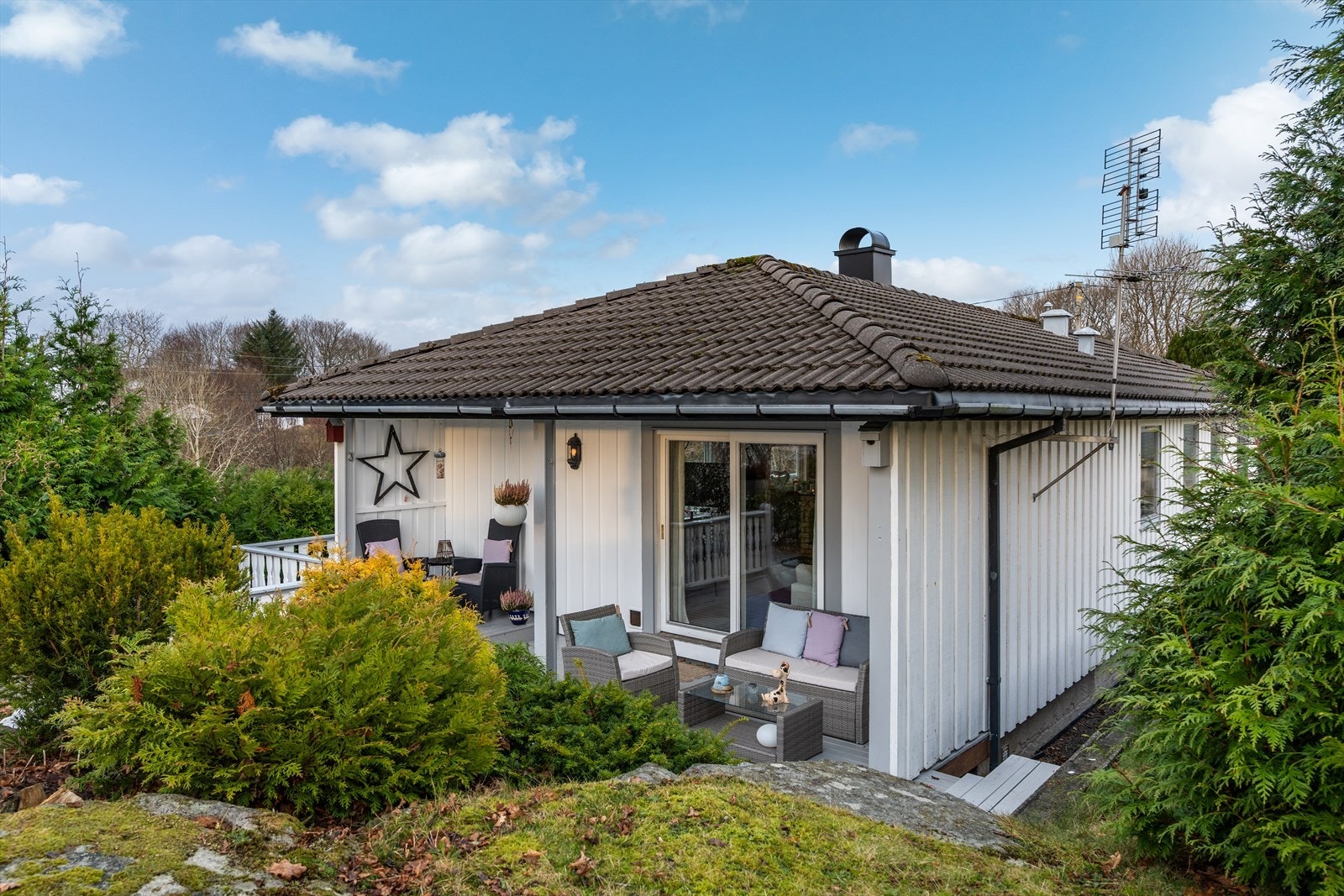 Kjekt og usjenert uteområde i forbindelse med stuen. Fra terrassen kan en gå direkte ned til gårdsrommet, eller opp til øverste del av hagen. Galleribilde