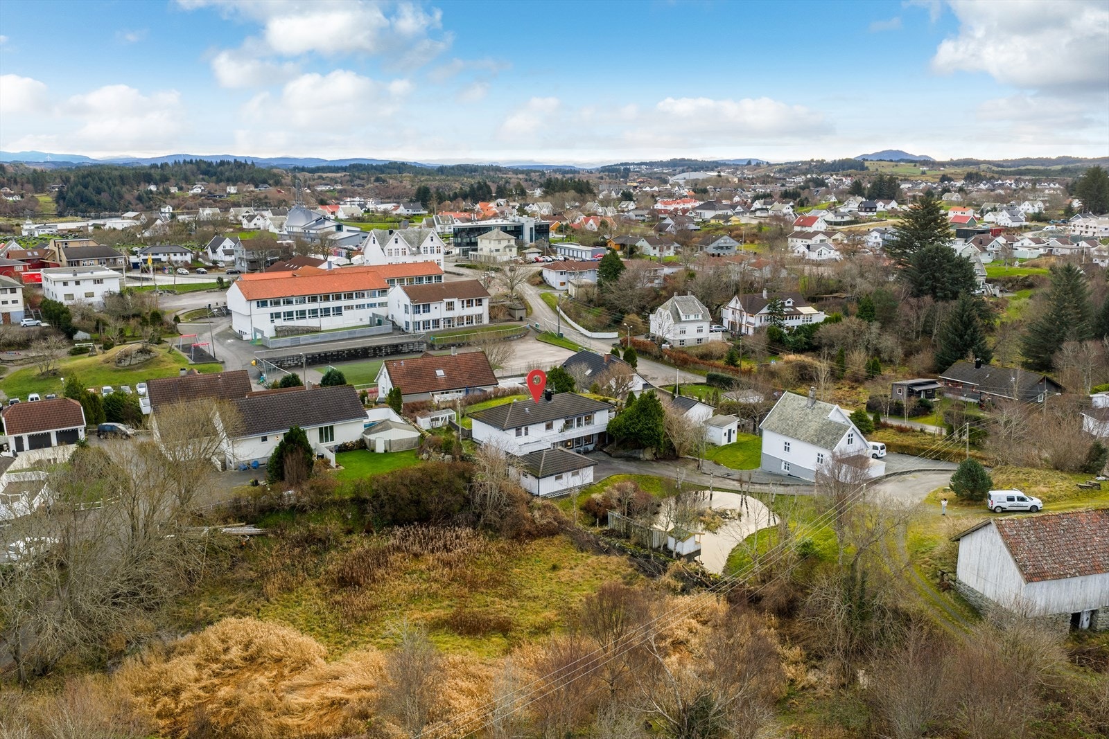 Eiendommen har svært sentral beliggenhet like ved Veavågen barneskole. Galleribilde