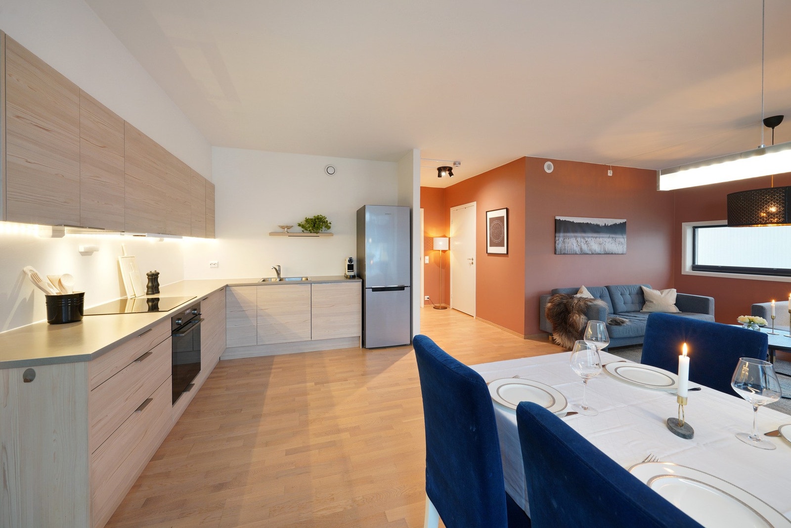 Flott kjøkken med hvite og tidløse fronter. Galleribilde