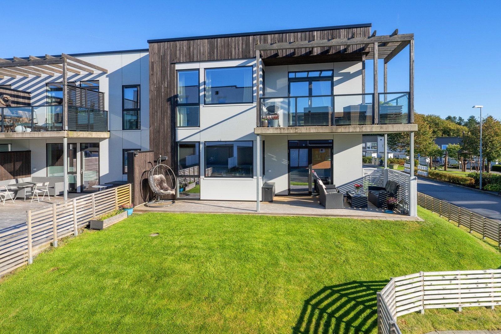 Koselig hage og avskjermet hage som boligen disponerer. Galleribilde