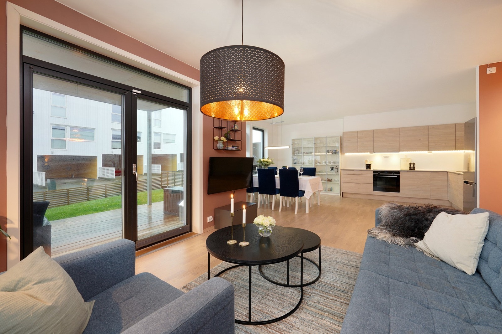 Stue som slipper inn mye naturlig lys. Galleribilde