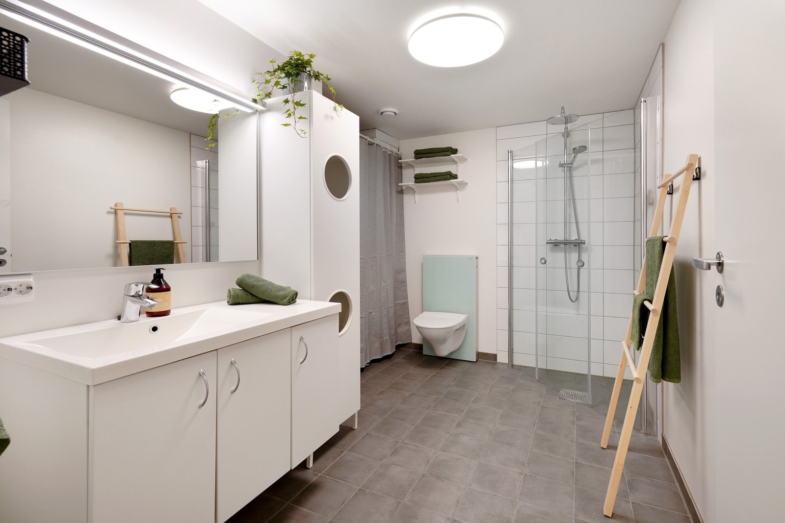 Romslig bad. Galleribilde