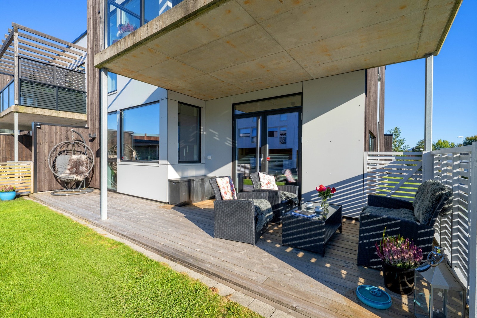 Stor terrasse. Galleribilde