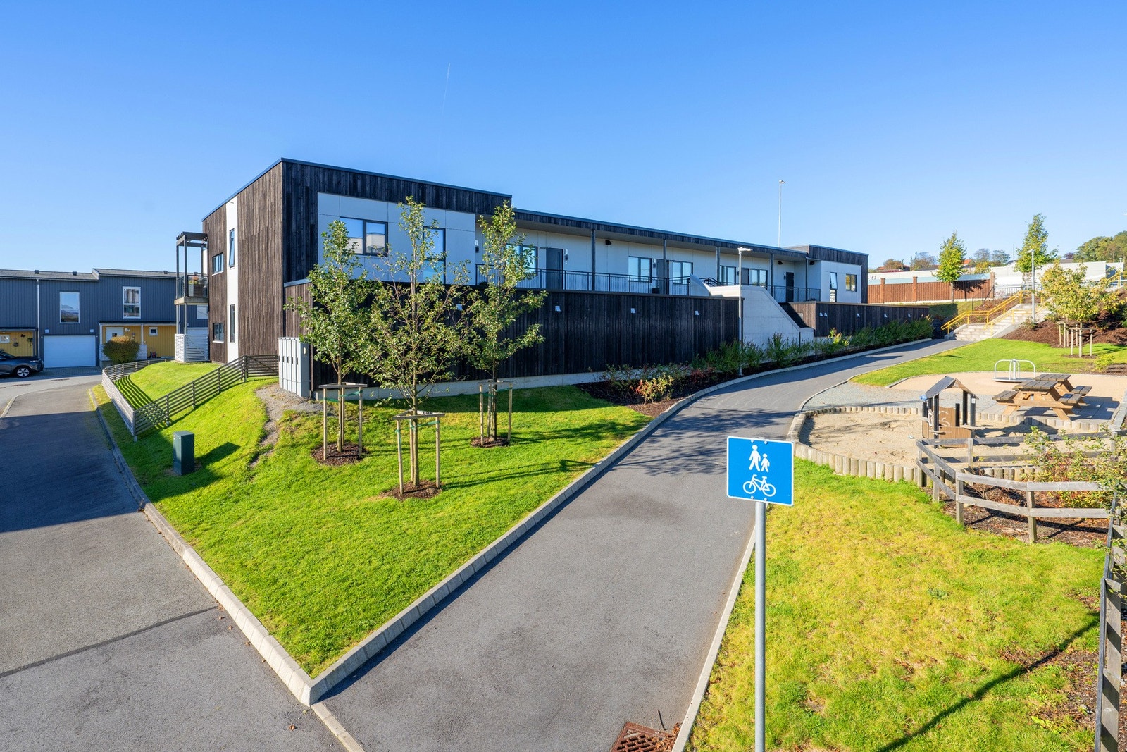 Koselig område med tilgang til sykkelvei. Galleribilde