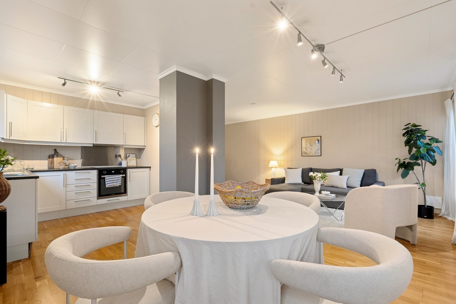 Spiseplass i tilknytning til stue og kjøkken gir en praktisk og sosial løsning. Galleribilde