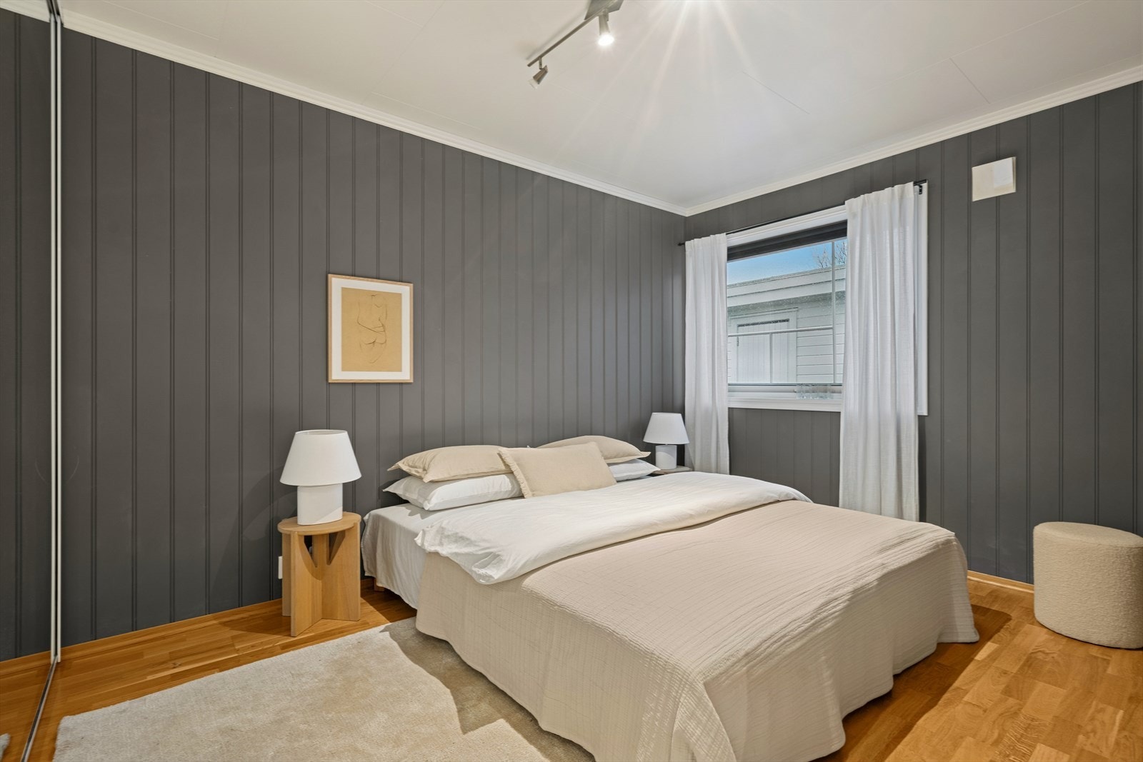 Hovedsoverommet har plass til dobbeltseng og tilhørende nattbord. Galleribilde