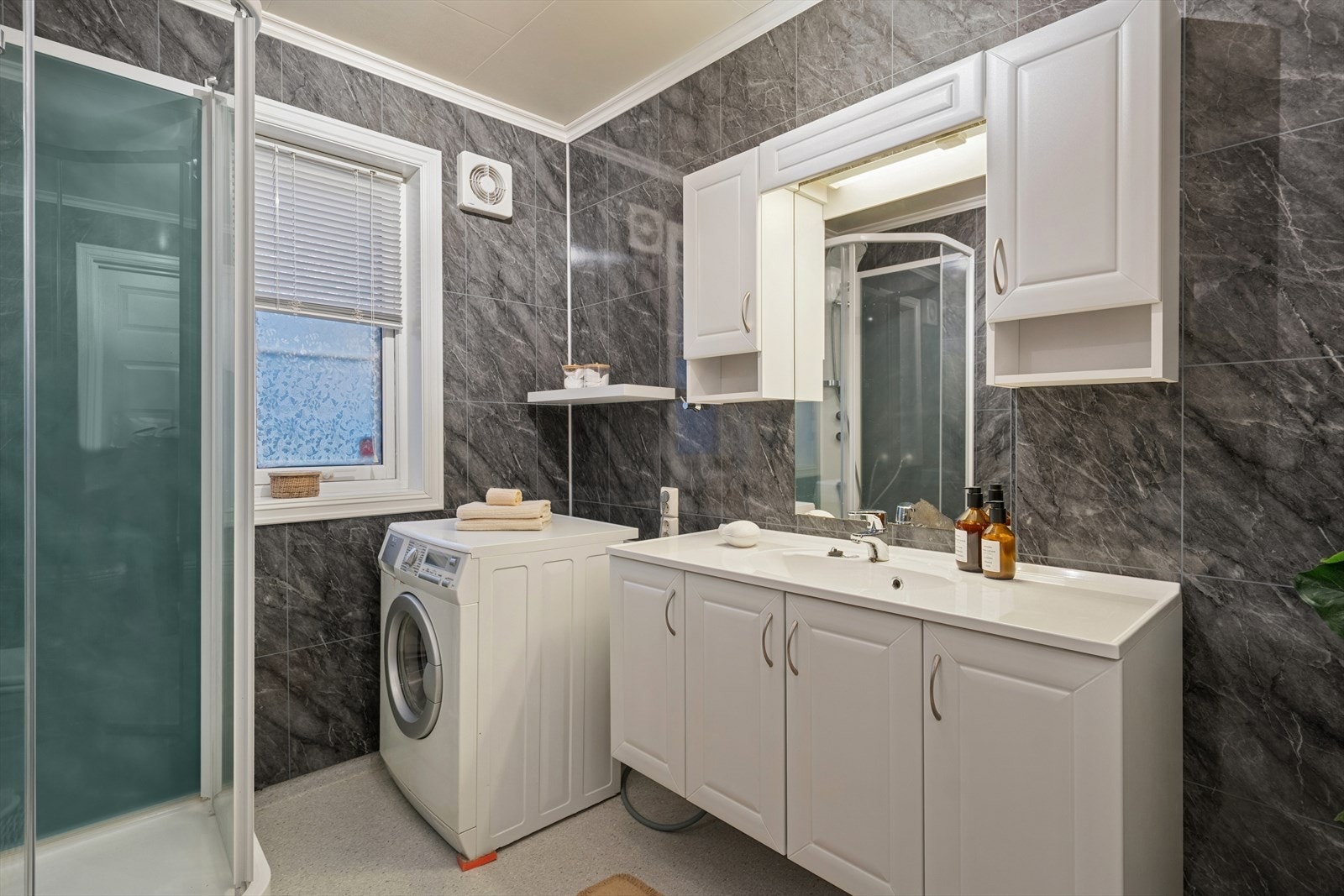 Baderomsinnredning med nedfelt servant gir praktisk oppbevaring. Galleribilde