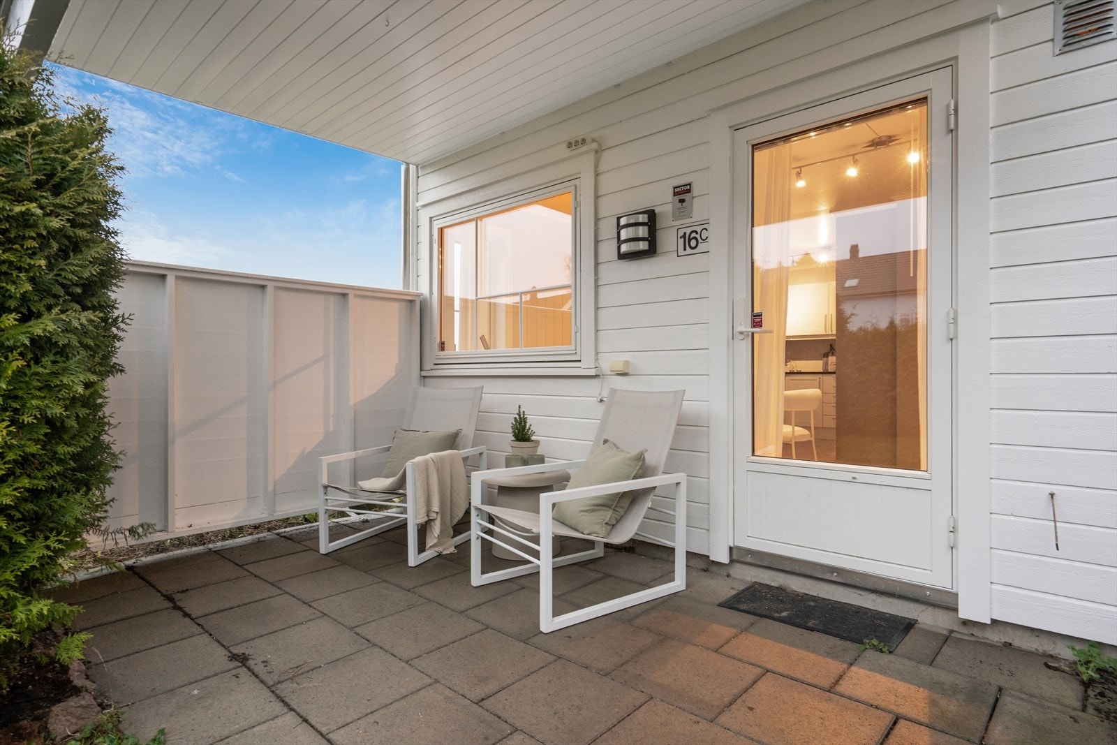 Direkte utgang fra stuen til terrasse gir enkel tilgang til uteområdet. Galleribilde