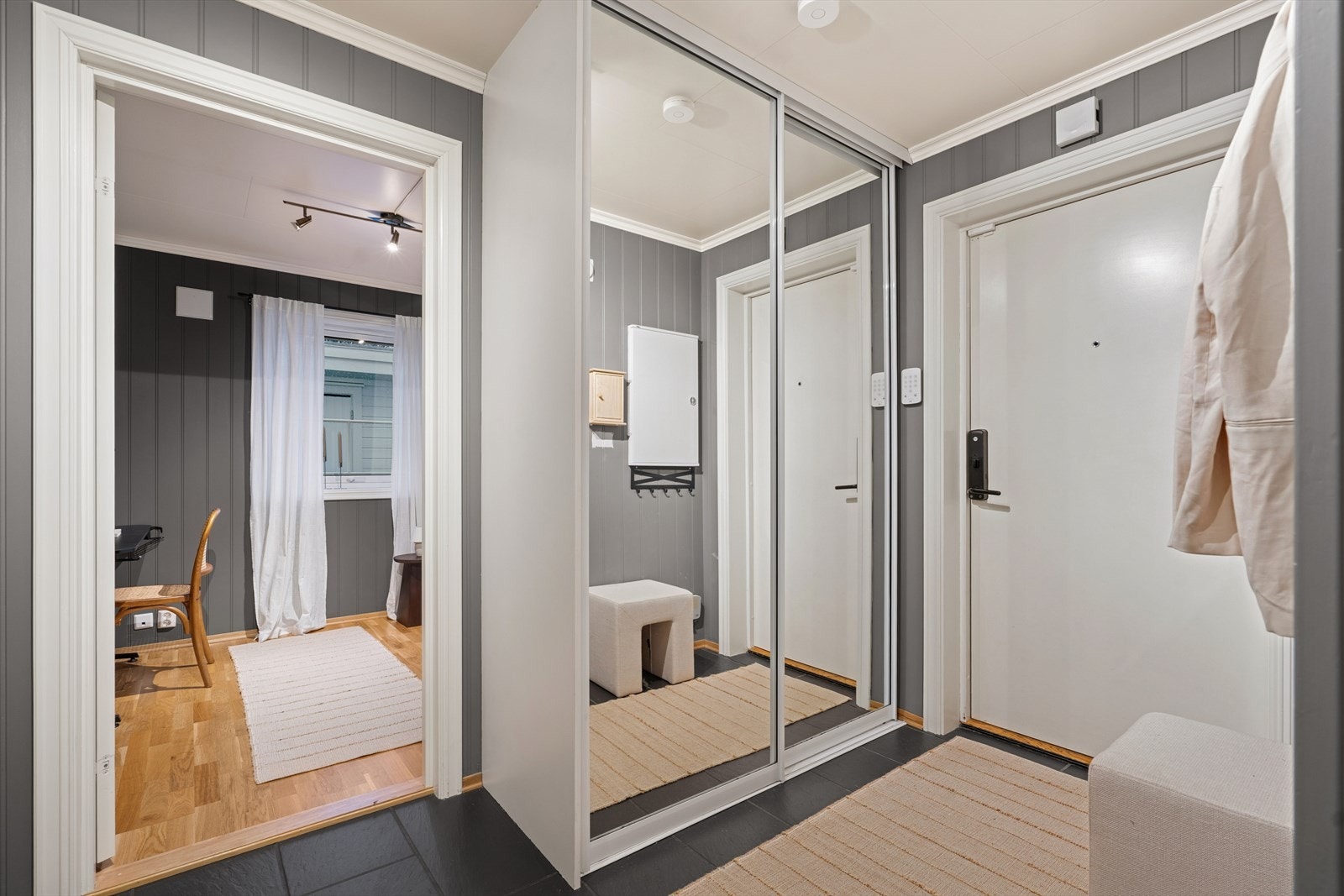 Skyvedørsgarderobe som gir rom for ekstra oppbevaring. Galleribilde