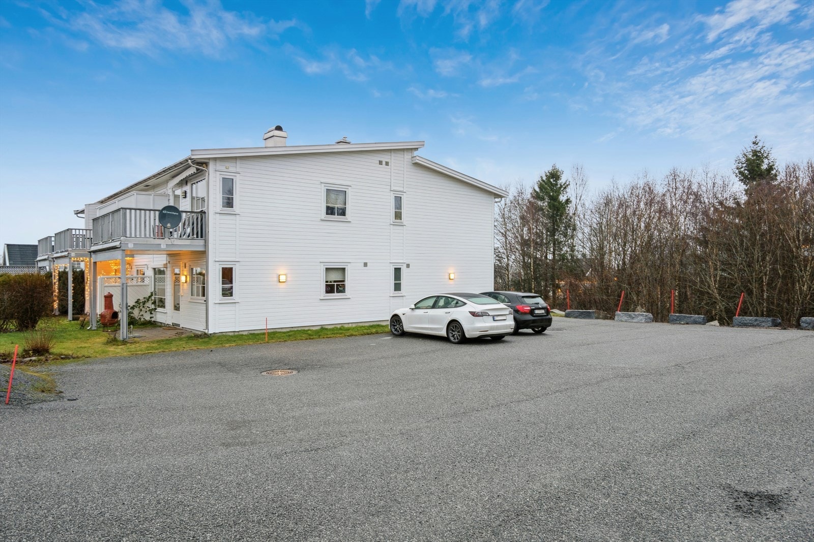 Asfaltert felles innkjørsel gir enkel tilgang til boligen og parkeringsplassene. Galleribilde