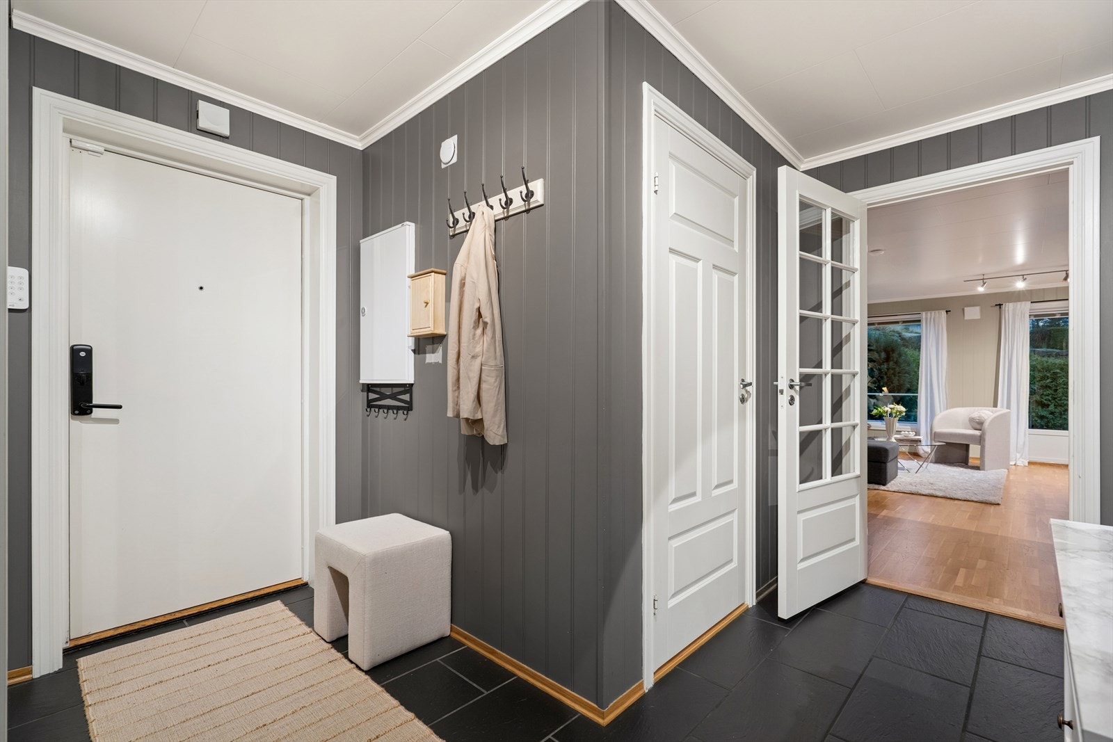 Flislagt gulv gir en praktisk og slitesterk entréløsning. Galleribilde