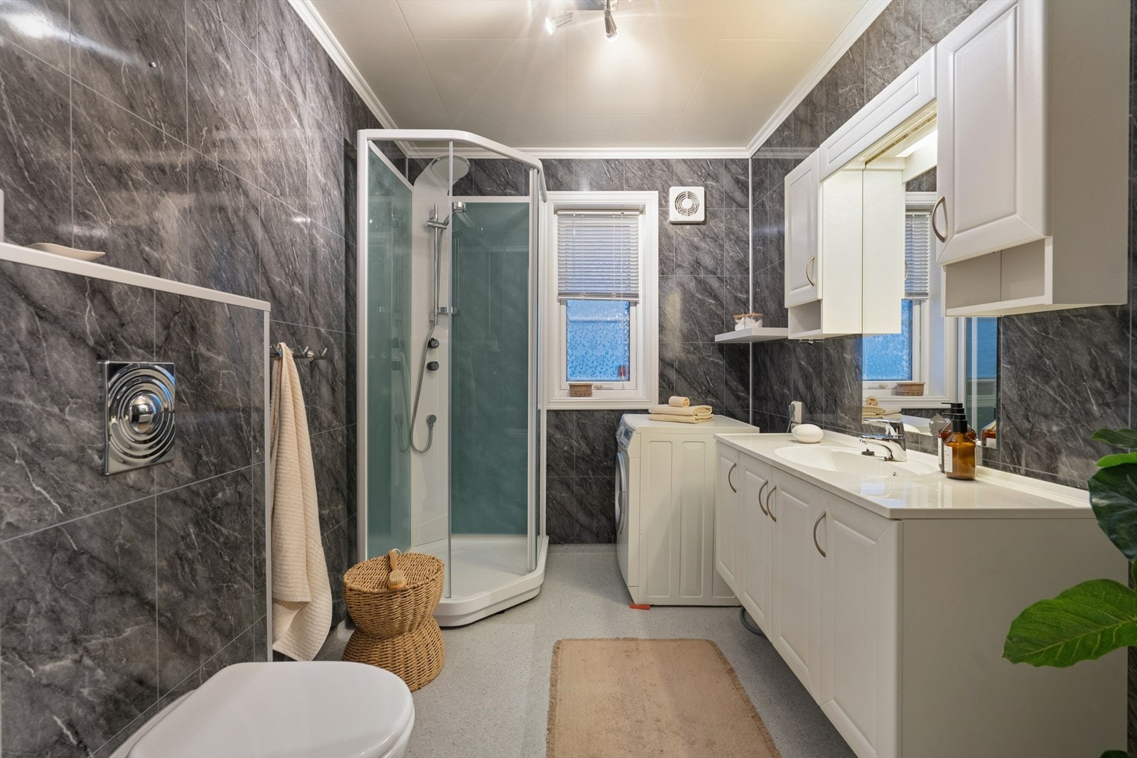 Dusjkabinett og mekanisk avtrekk sikrer effektiv ventilasjon på badet. Galleribilde