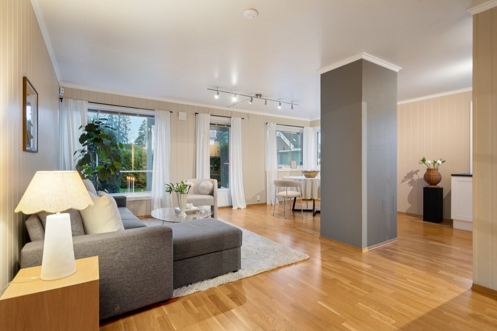 Parkettgulv og panelplater på veggene gir et helhetlig inntrykk i oppholdsrommet. Galleribilde